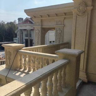 濮阳 黄金麻别墅外墙干挂雕花配合阳台栏杆花瓶柱