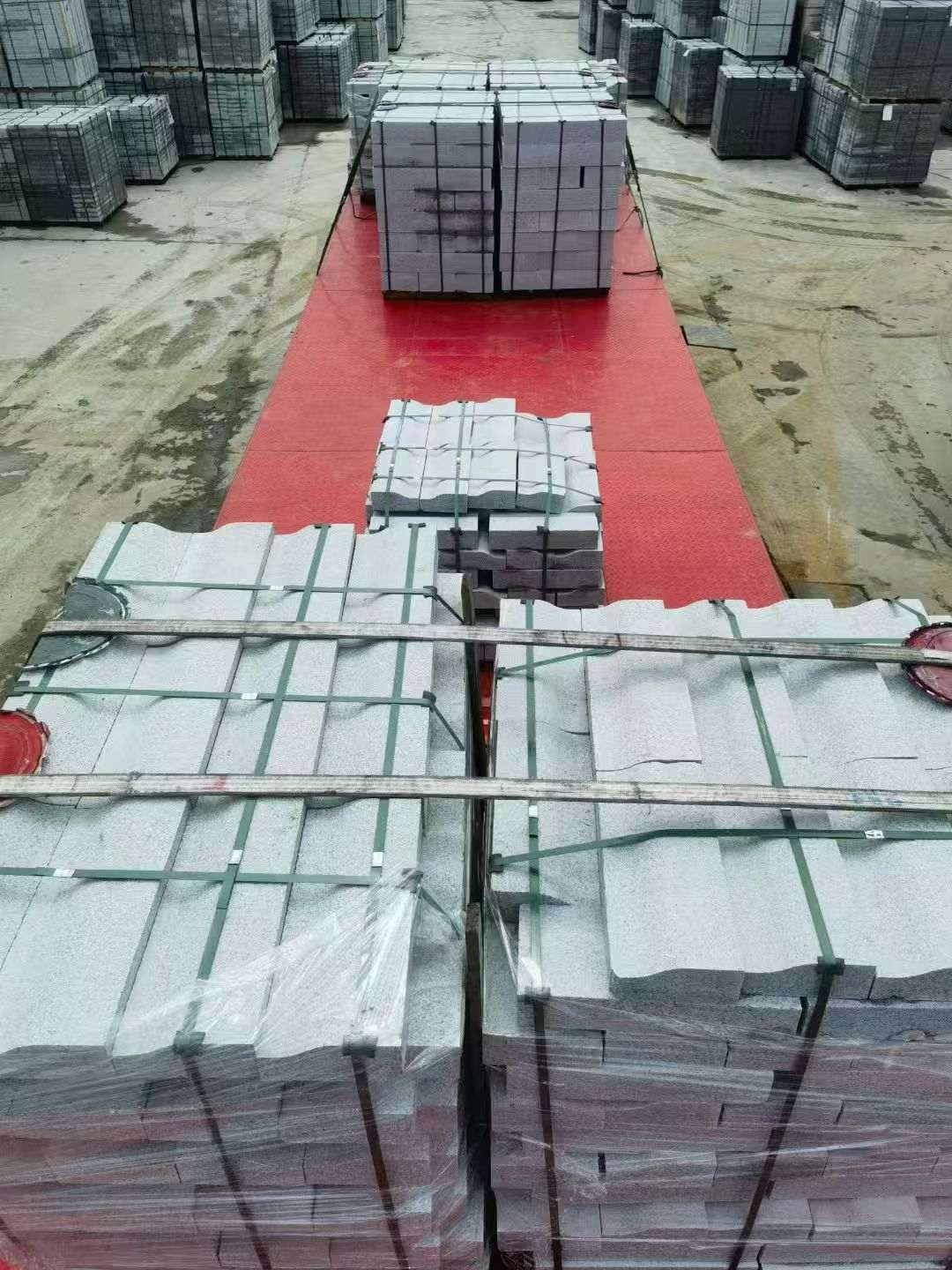 濮阳 芝麻白仿形加直形路沿石出货日常