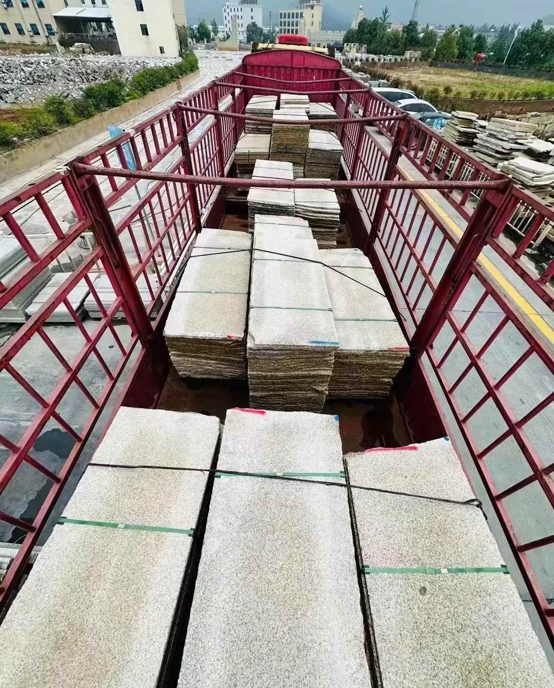 濮阳 黄金麻花岗岩荔枝面，光面毛板装车完成