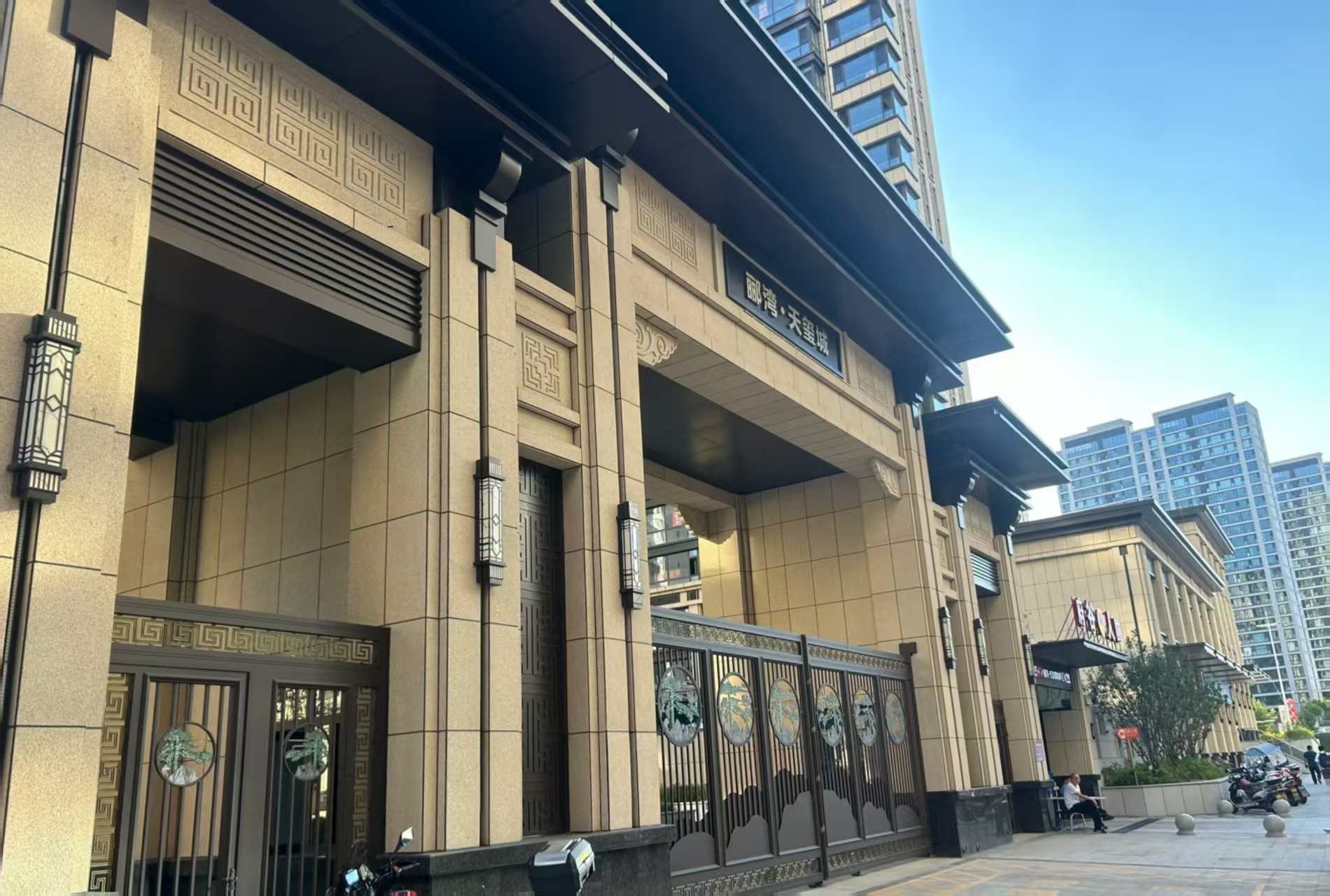 濮阳 黄金麻花岗岩荔枝面小区门楼外墙干挂