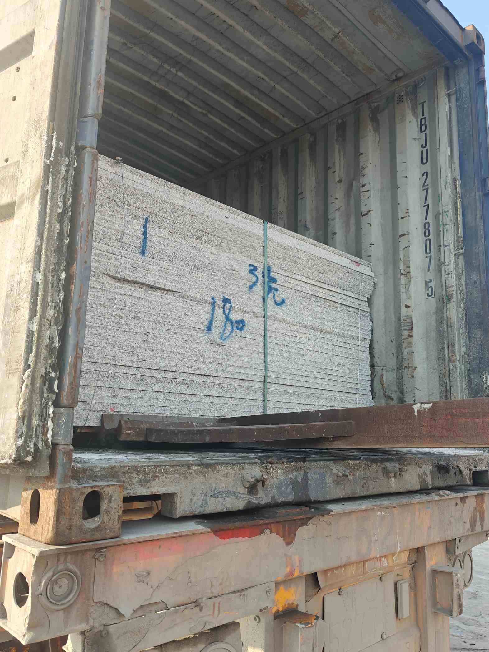 濮阳 芝麻白花岗岩石材3.0公分光面毛板装柜出货