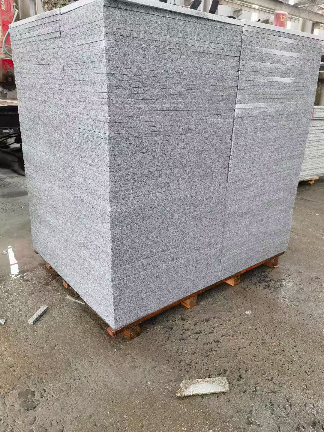 濮阳 芝麻白火烧面1.8厚300*600地铺石，尺寸标准，厚薄均匀