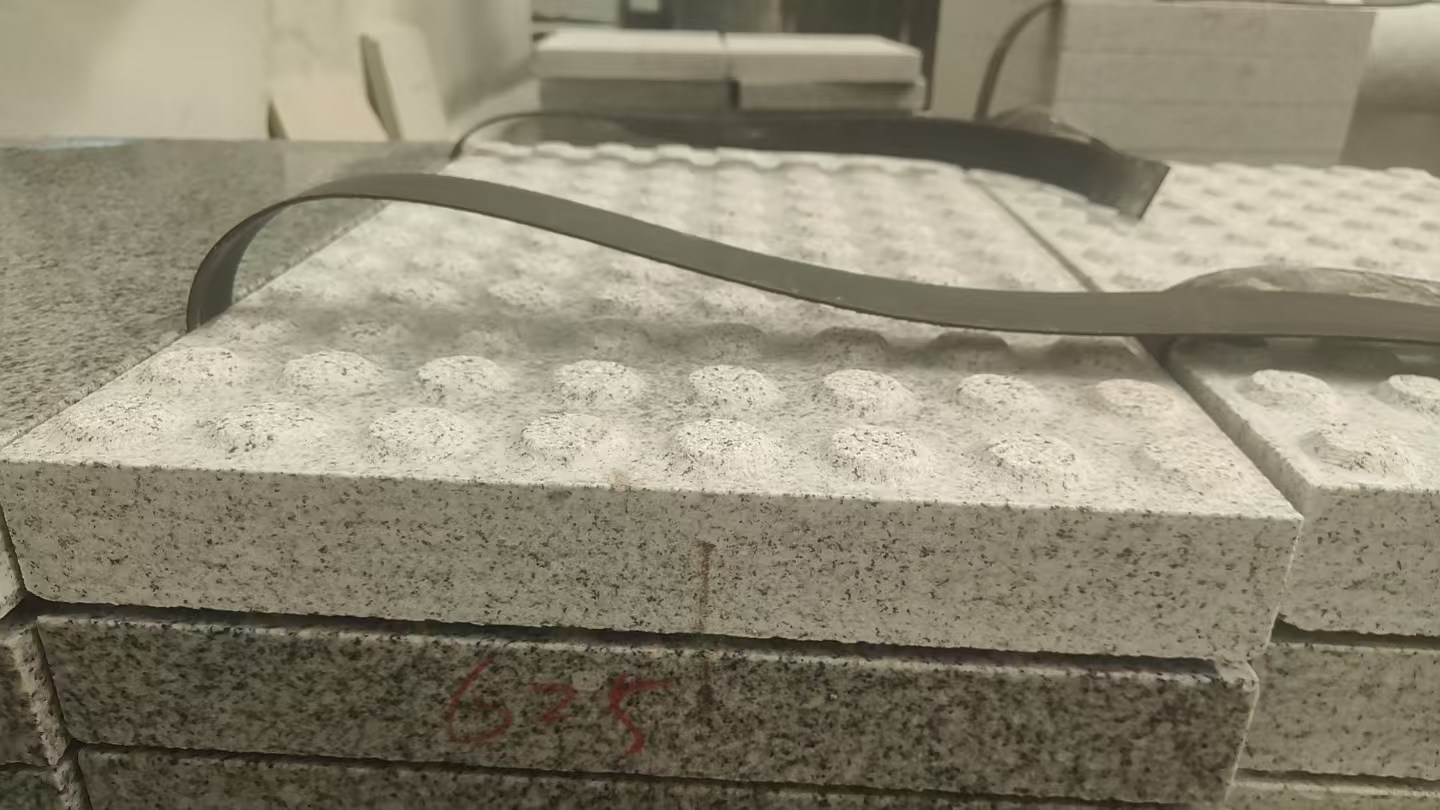 濮阳 芝麻白花岗岩6.0公分荔枝面五轴加工雕刻盲点