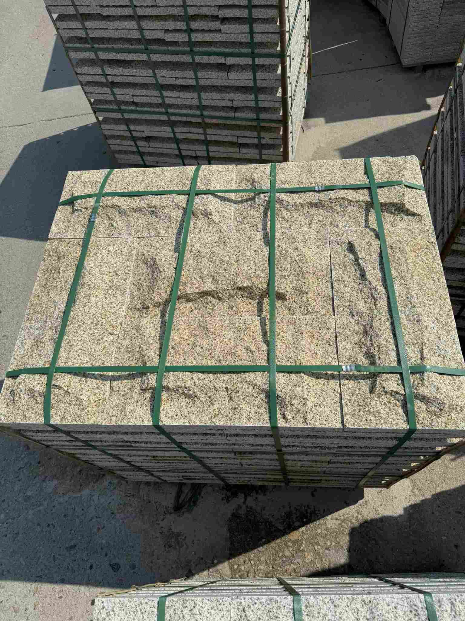 濮阳 黄金麻花岗岩石材自然面蘑菇石成品