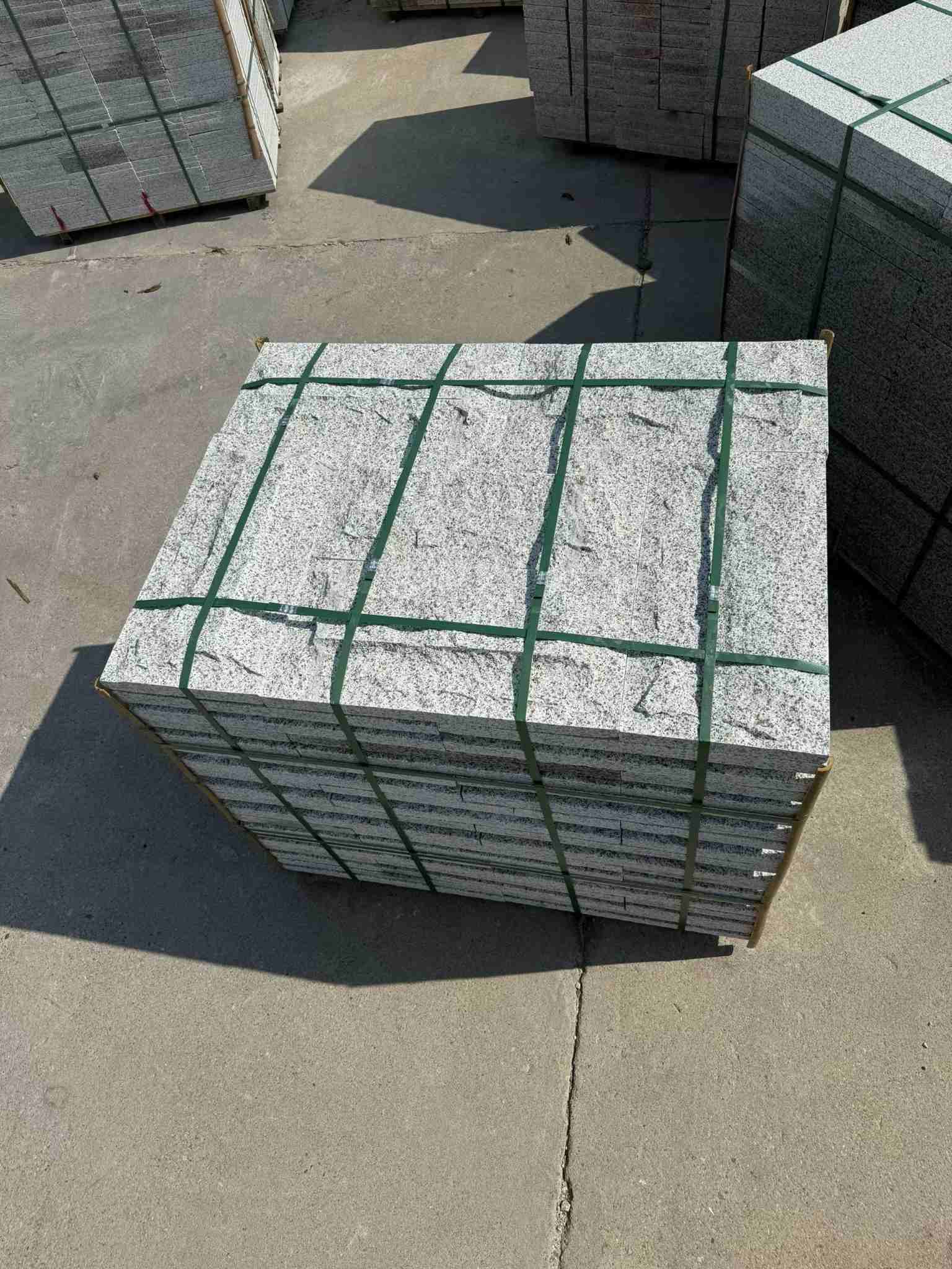 濮阳 白麻花岗岩石材自然面蘑菇石成品