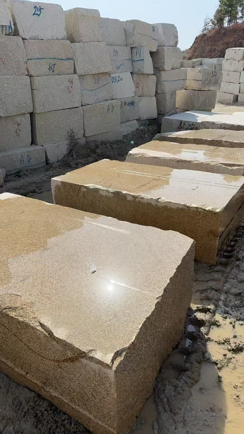 濮阳 黄金麻方料堆场洗料分选中，原材料充足