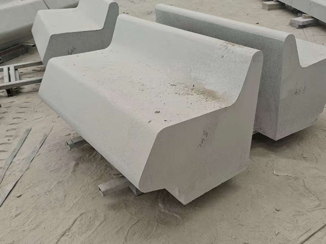 濮阳 芝麻白花岗岩异形坐凳，石凳