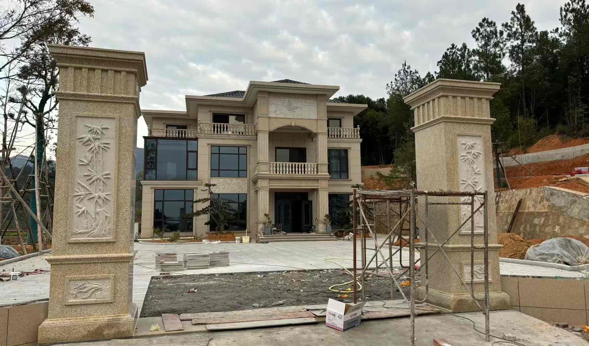 濮阳 黄金麻花岗岩别墅雕花外墙干挂配上门口雕花罗马柱