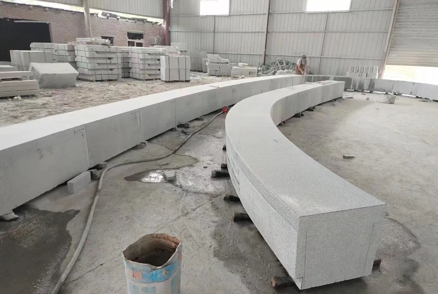 濮阳芝麻白花岗岩石板材 园林光面弧形坐凳