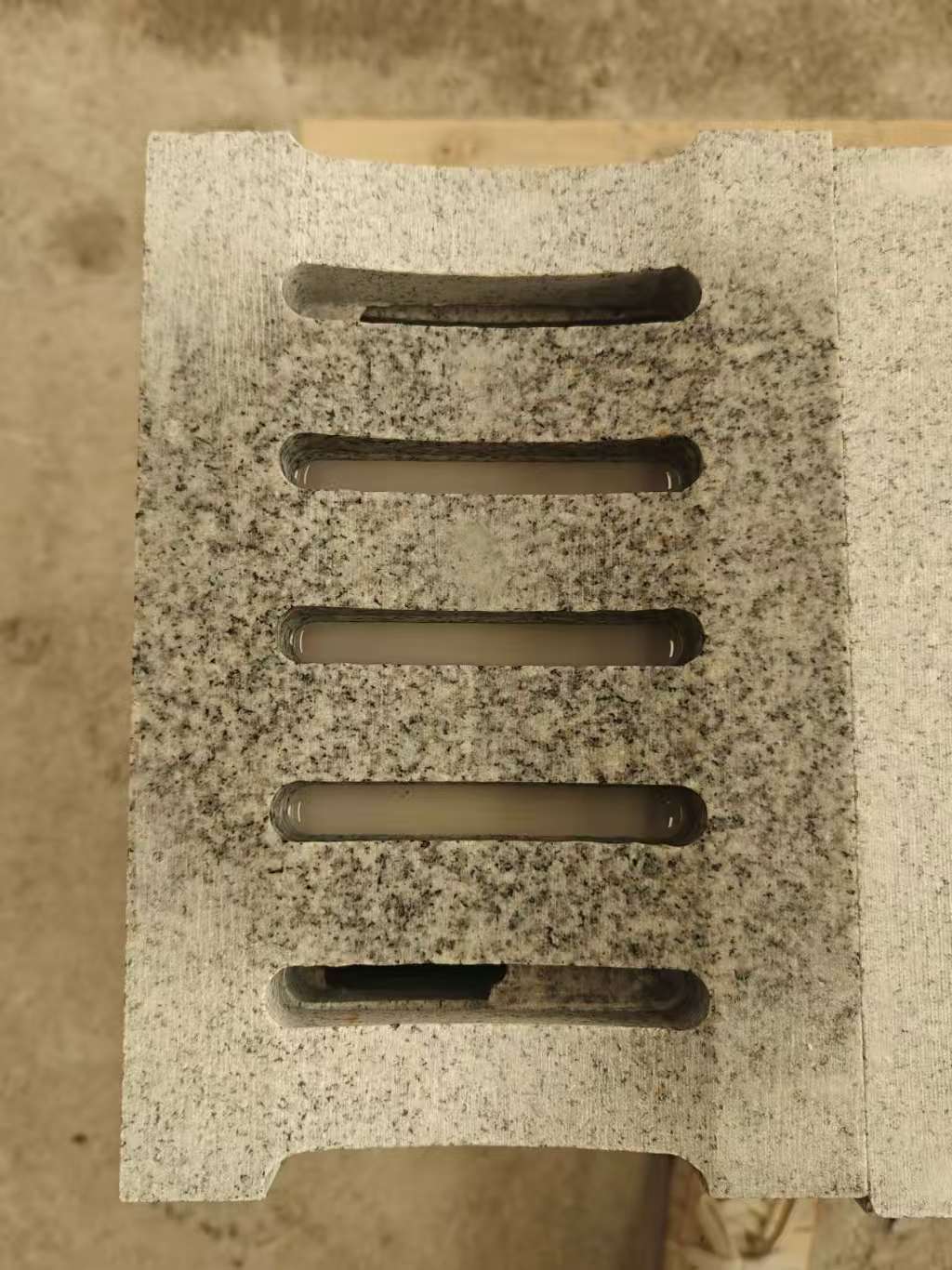 濮阳 芝麻白拉丝面花岗岩U型开槽排水槽