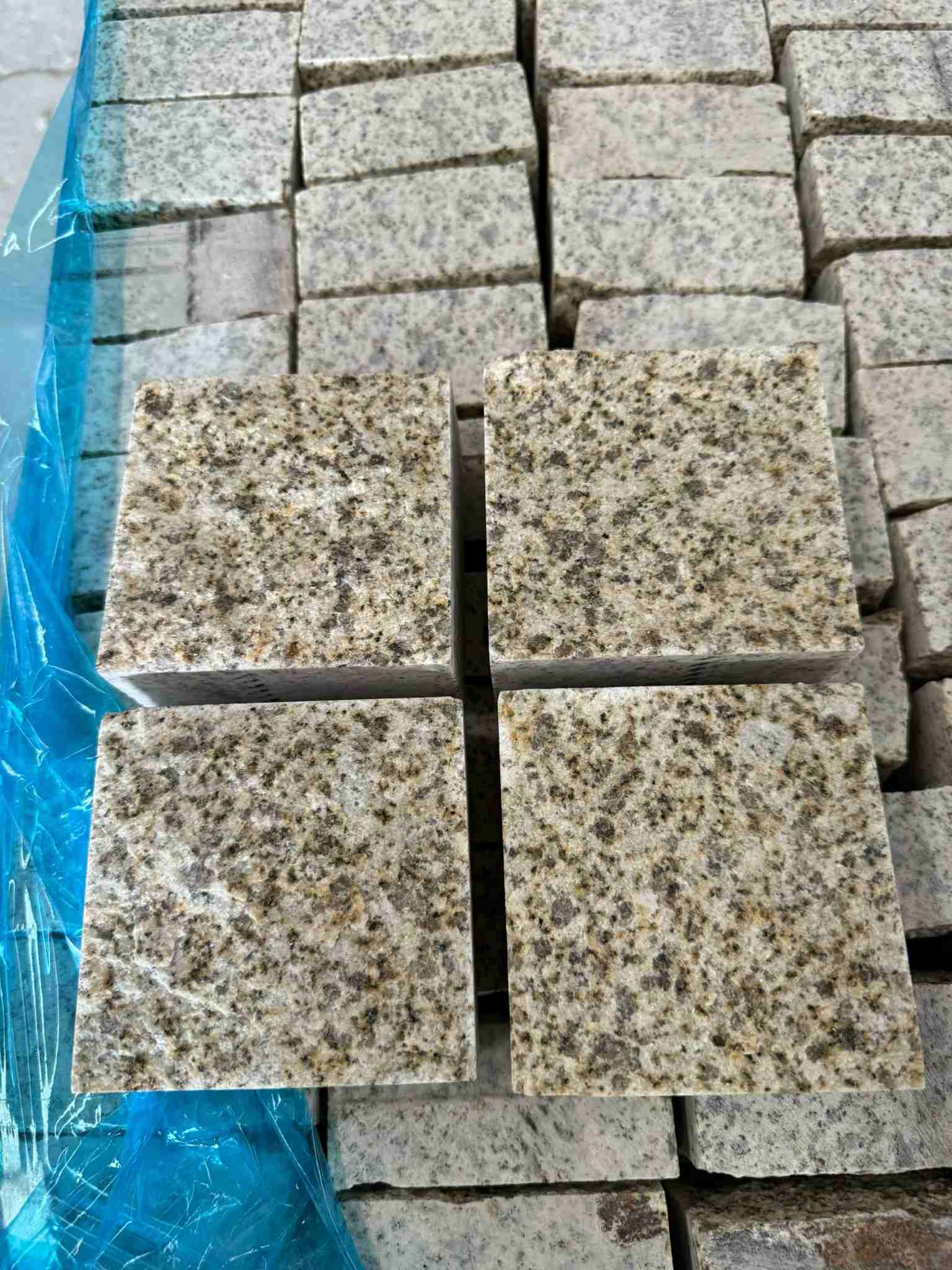 濮阳 黄金麻花岗岩自然面小方块，弹石，马蹄石等