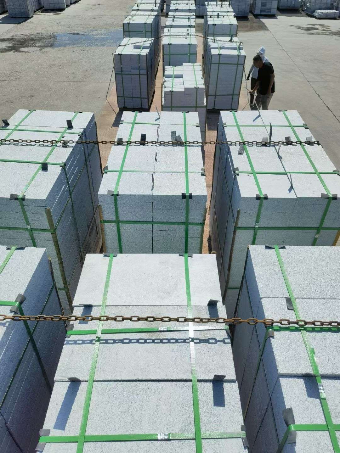 濮阳 芝麻白花岗岩5公分地铺石 花岗岩厂家工厂装车日常