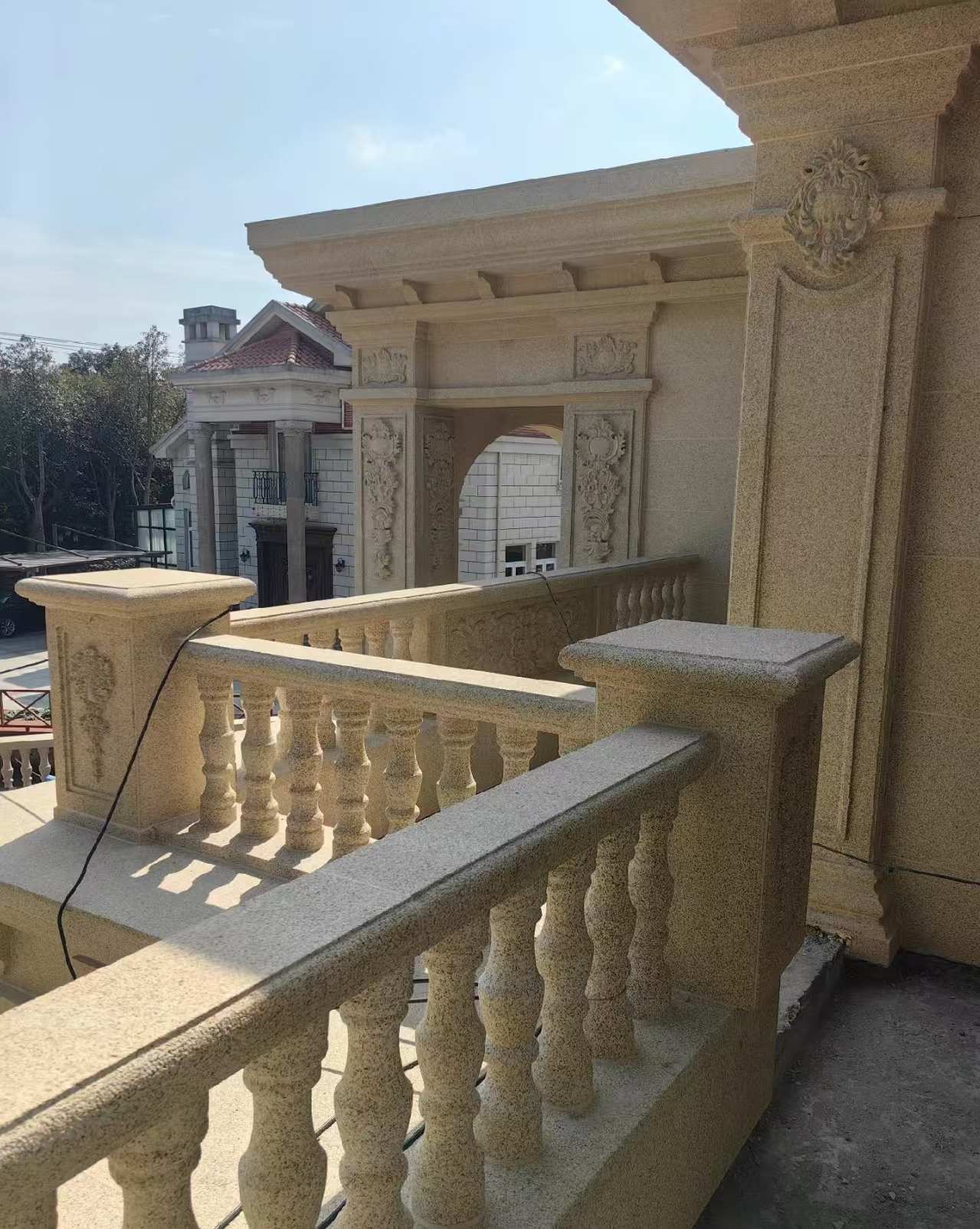 濮阳 黄金麻别墅外墙干挂雕花配合阳台栏杆花瓶柱