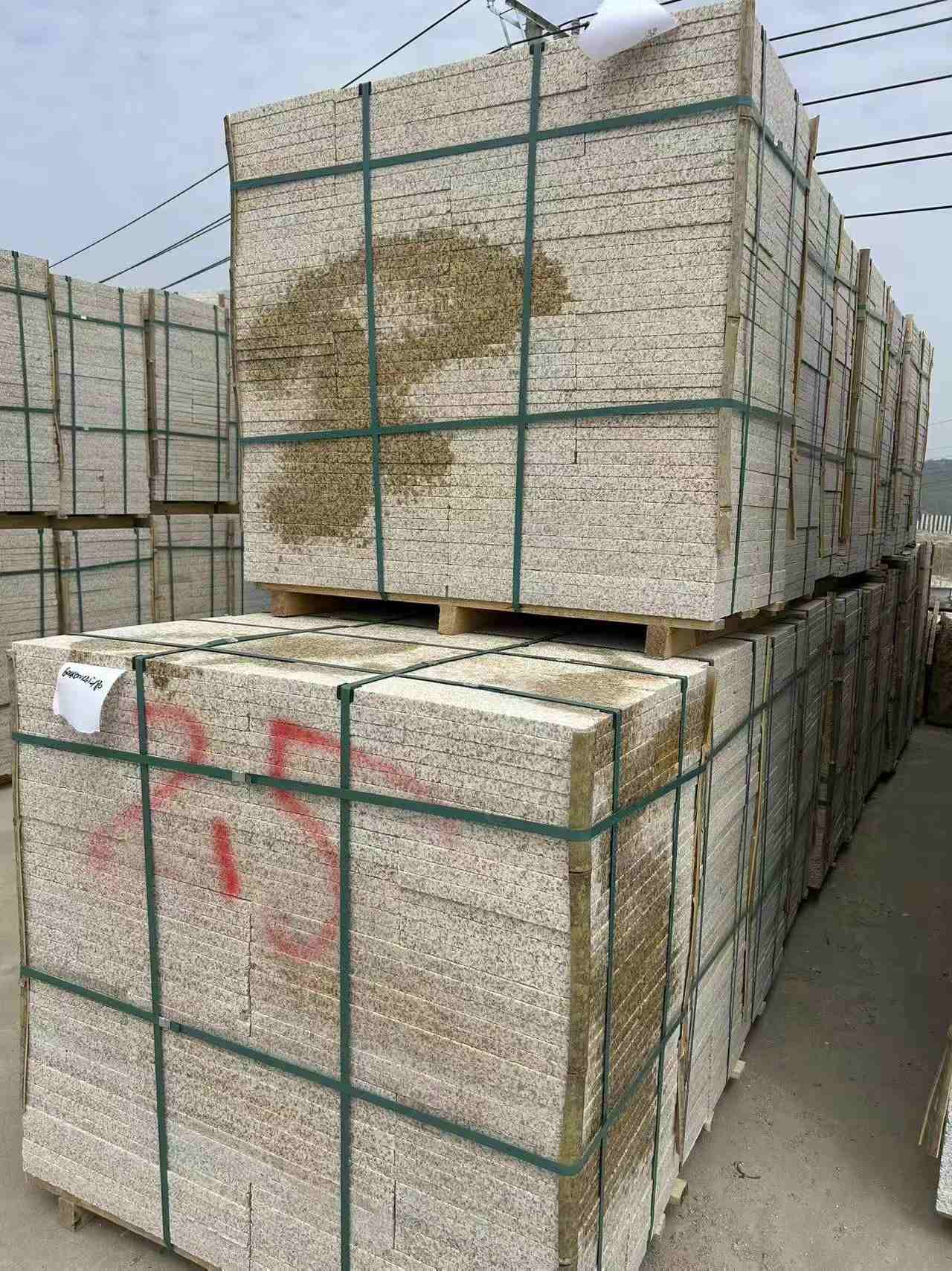 濮阳 黄金麻花岗岩石材荔枝面地铺石2.5*300*600