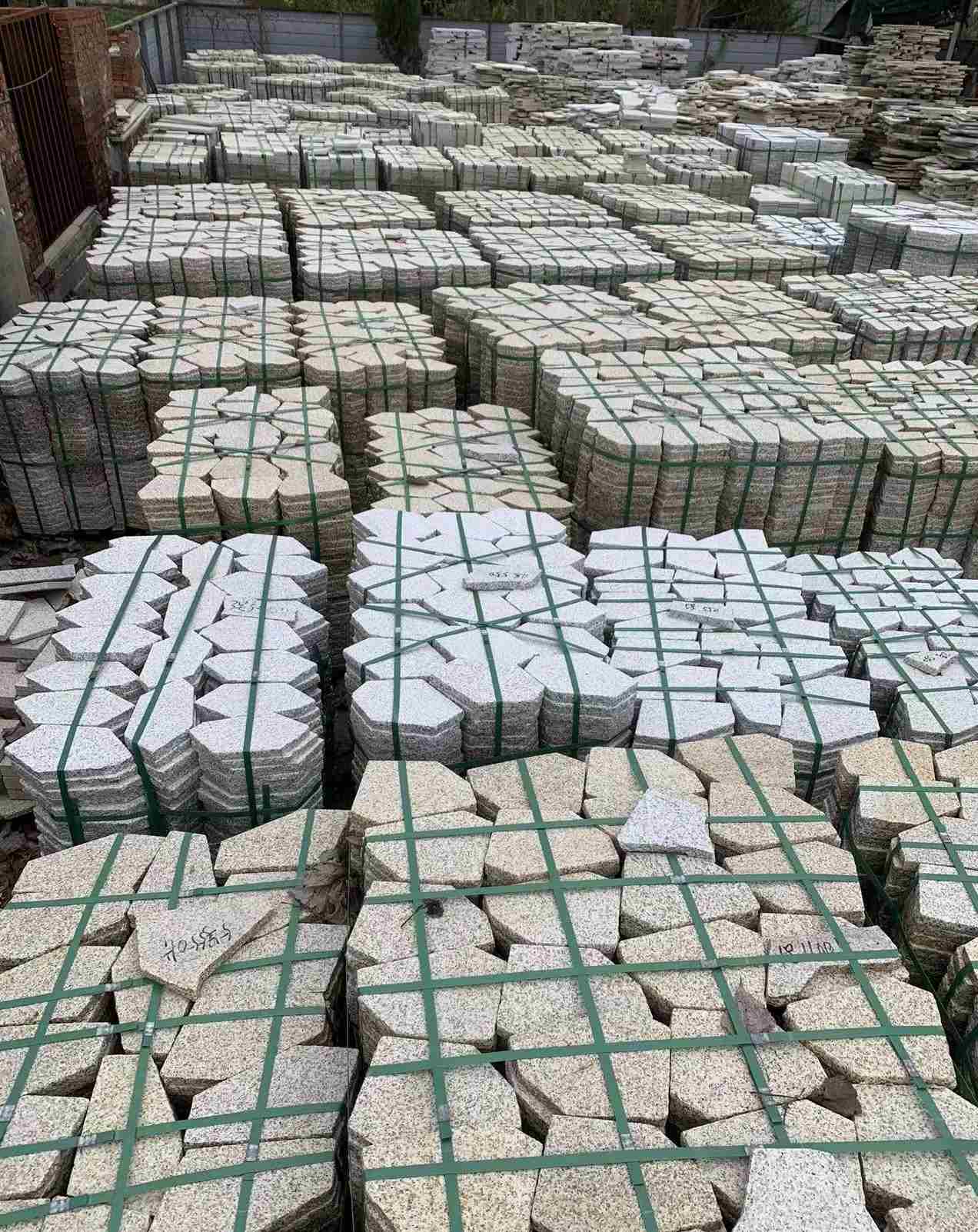 濮阳 黄金麻白麻花岗岩荔枝面地铺石(冰裂纹)