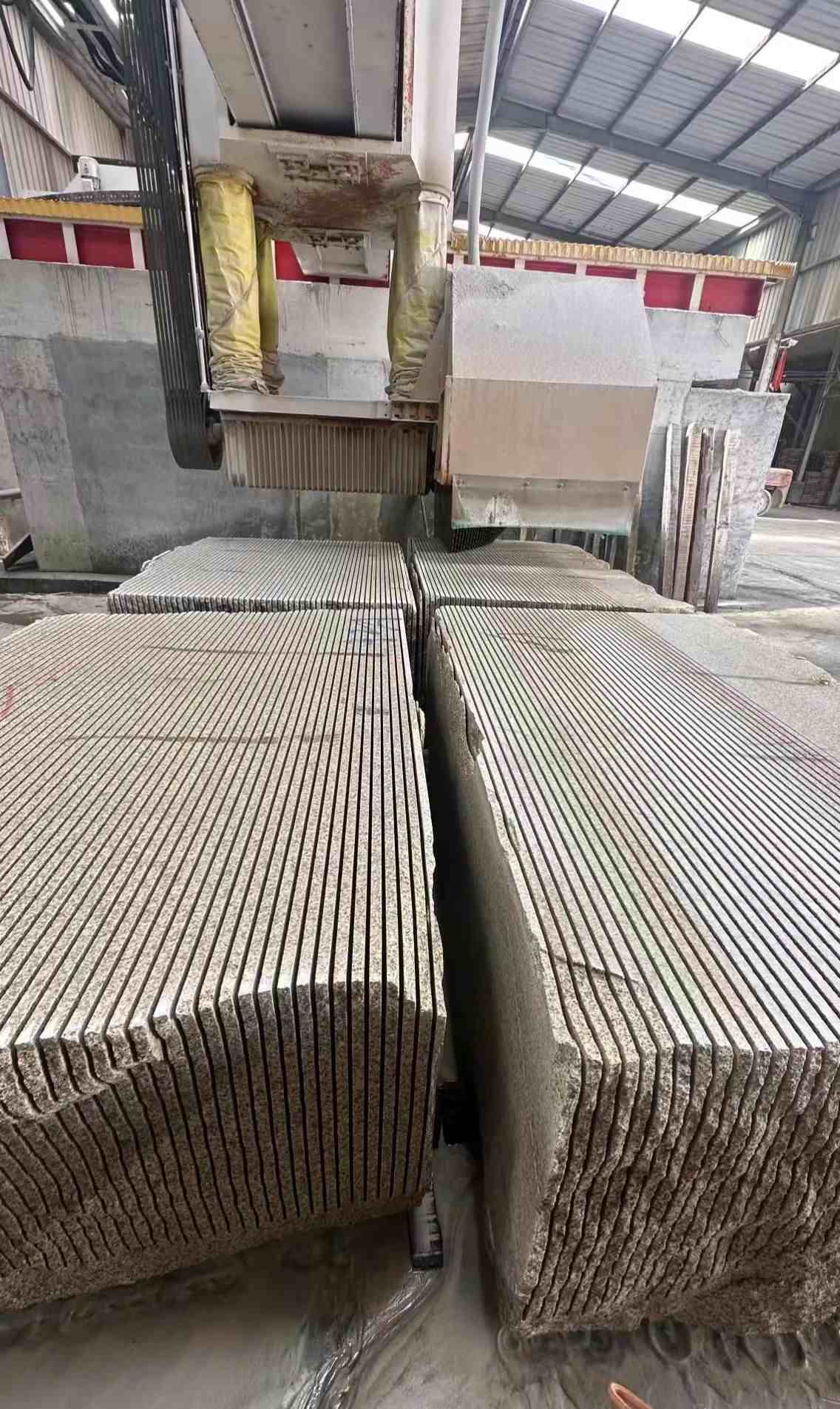 濮阳 车间生产日常，黄金麻白麻花岗岩