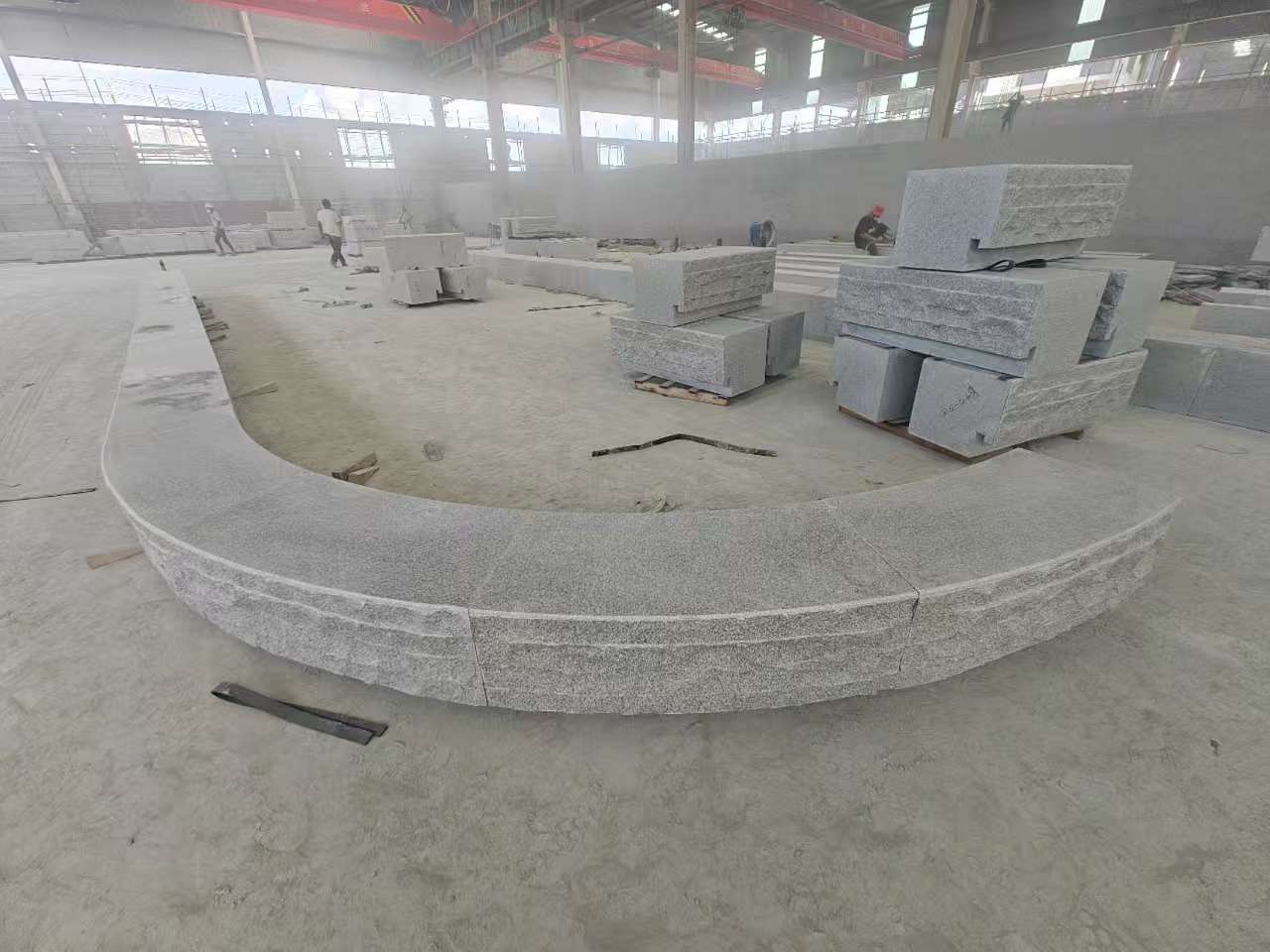 濮阳 芝麻白异形坐凳，自然面光面弧形加工